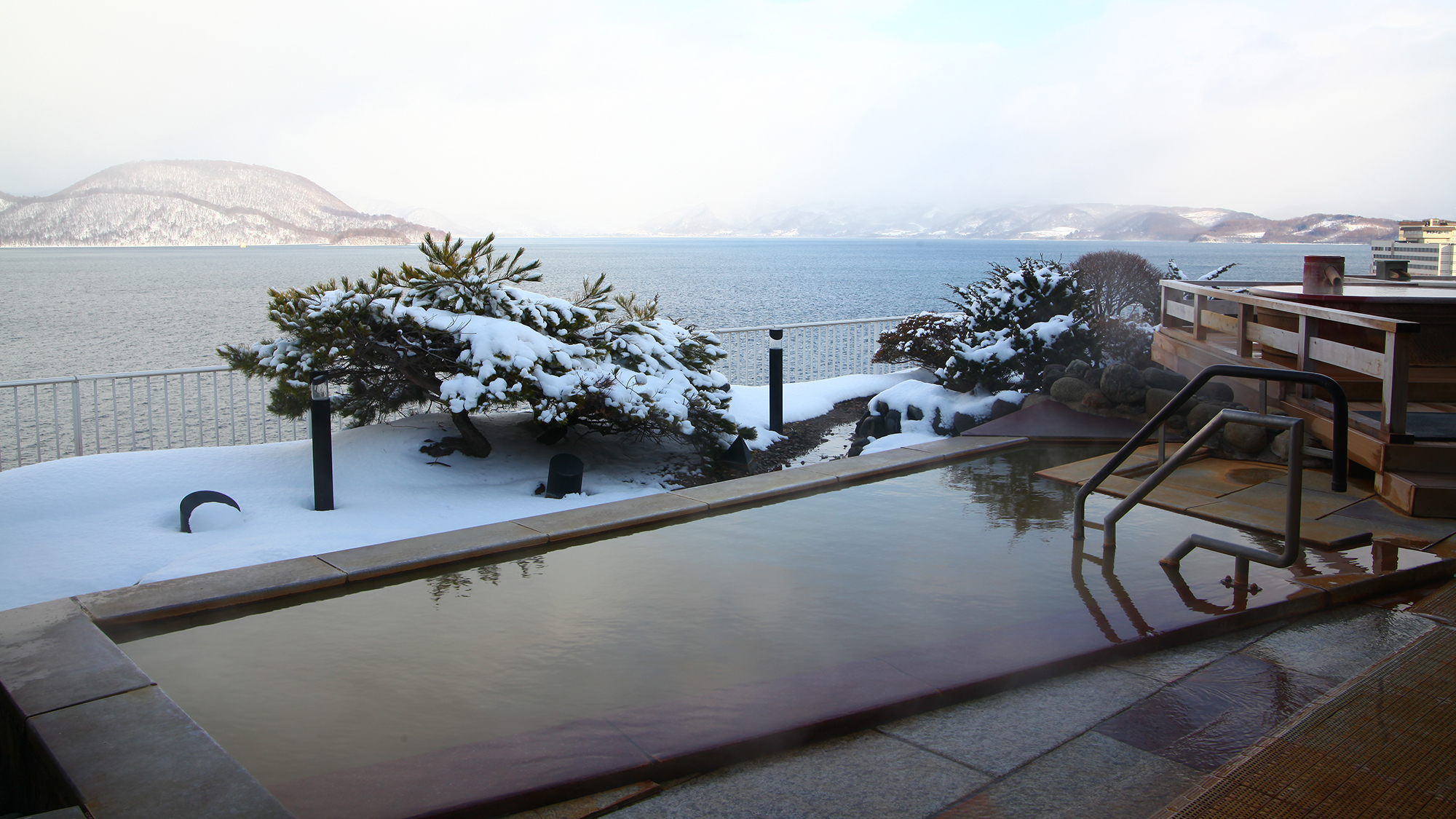 ◆冬の洞爺湖を見渡す開放的な露天風呂。