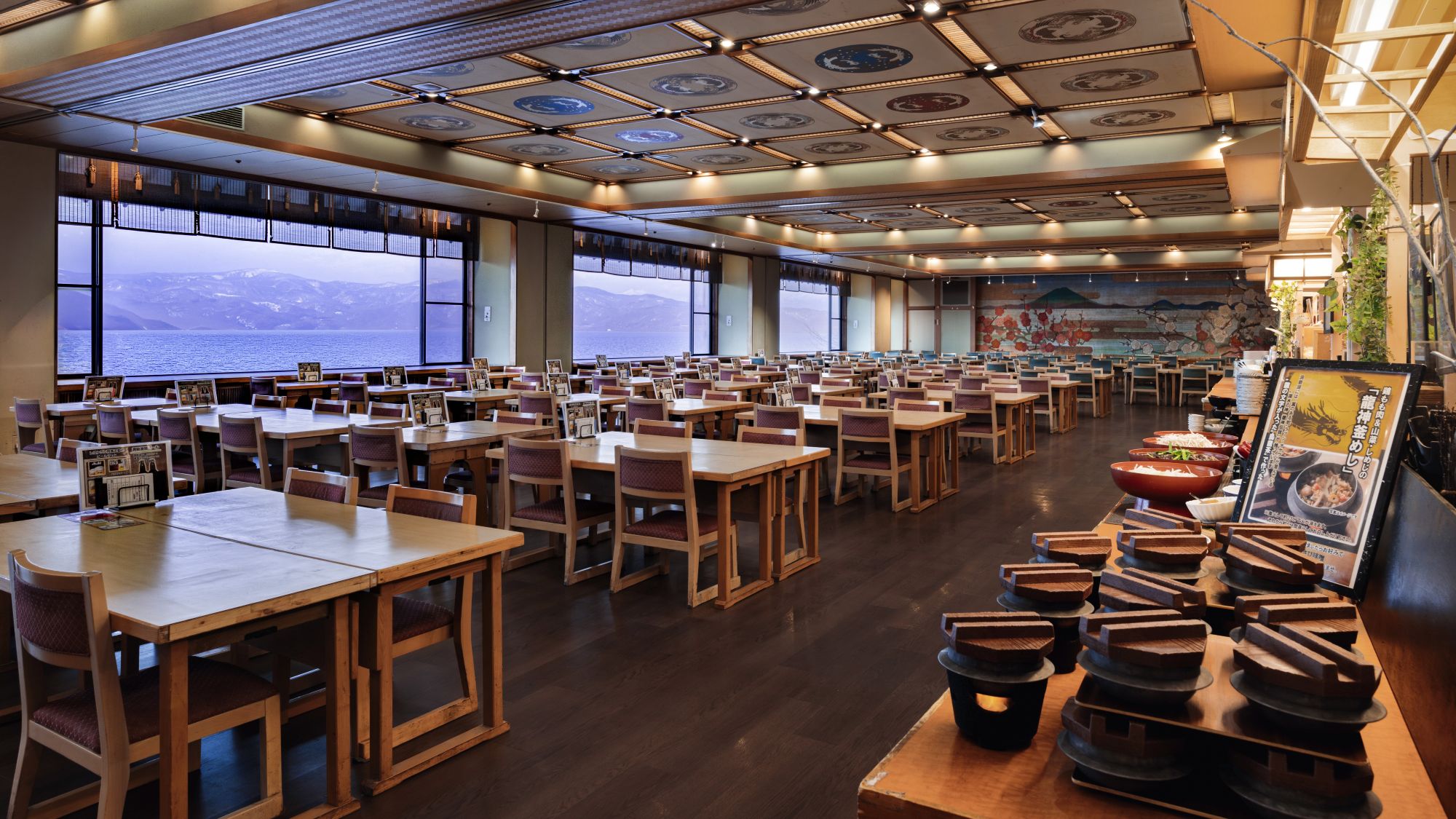 【お食事処】洞爺湖の絶景を眺めながらお食事を召し上がりいただけます。