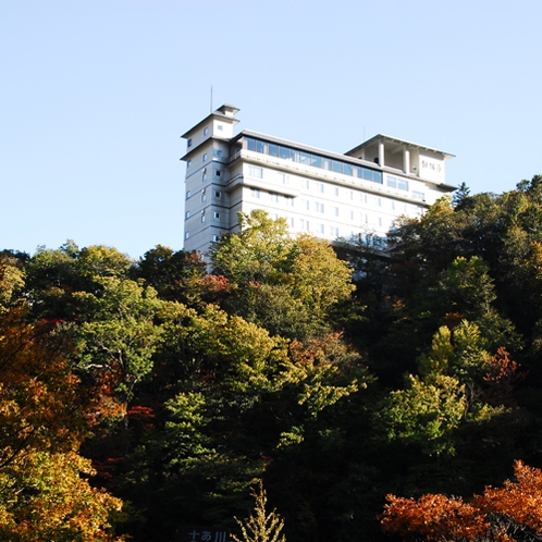 【外観（秋）】紅葉に包まれた秋の朝陽亭