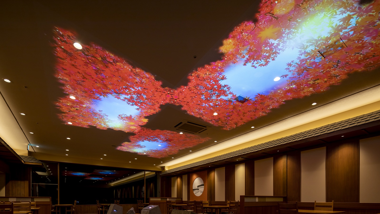 【早紅葉】早紅葉会場の天井には紅葉のプロジェクションマッピングが！