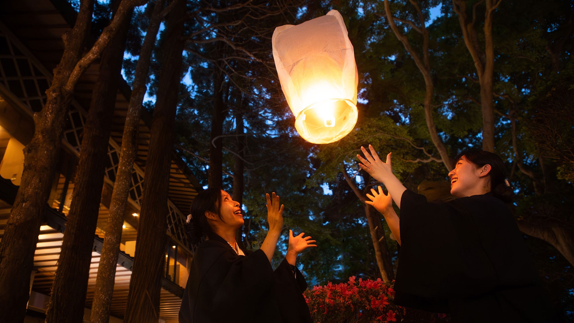 【＜2食付＞夏の日本庭園で過ごす夜】“ぼやぁ”としたランタンの灯〜祈りを込めて夜空に