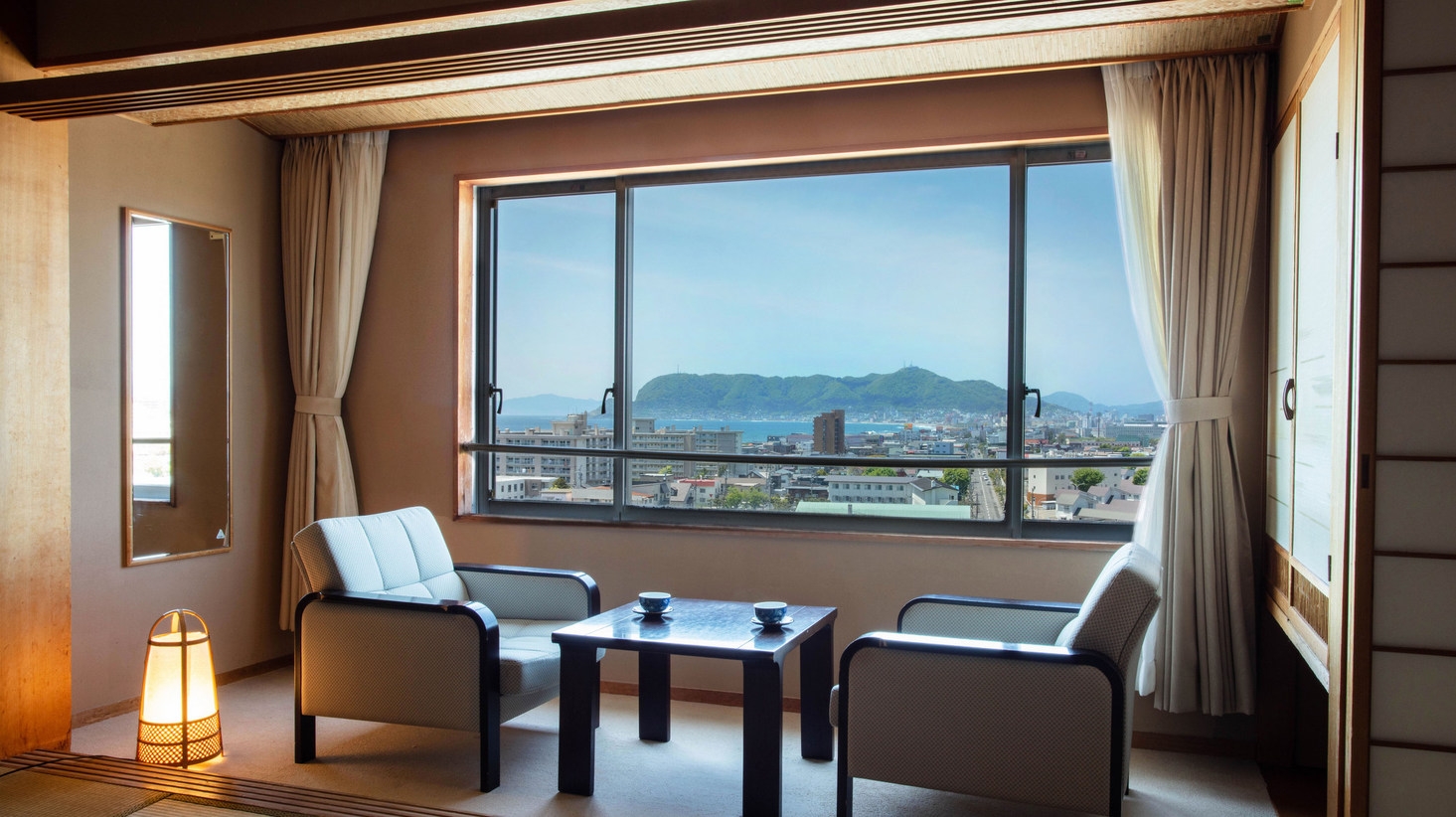 【無料アップグレードで高層階ステイ】夜景＆海の眺望＆特典付（レイトアウト11時＋飲み物）／期間限定！