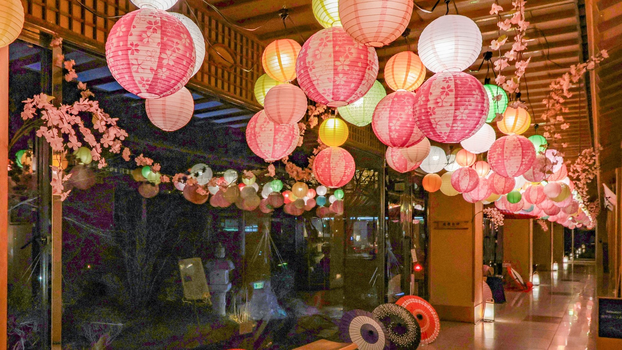 【夢小路】春は桜など、季節に合わせた模様の提灯でお出迎え