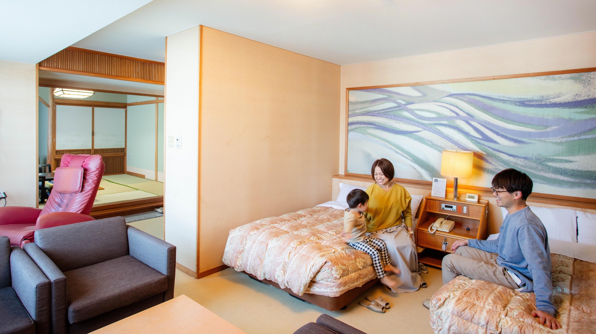 【デラックス和洋室】通常のお部屋よりも大きなベッドで快適な眠りを