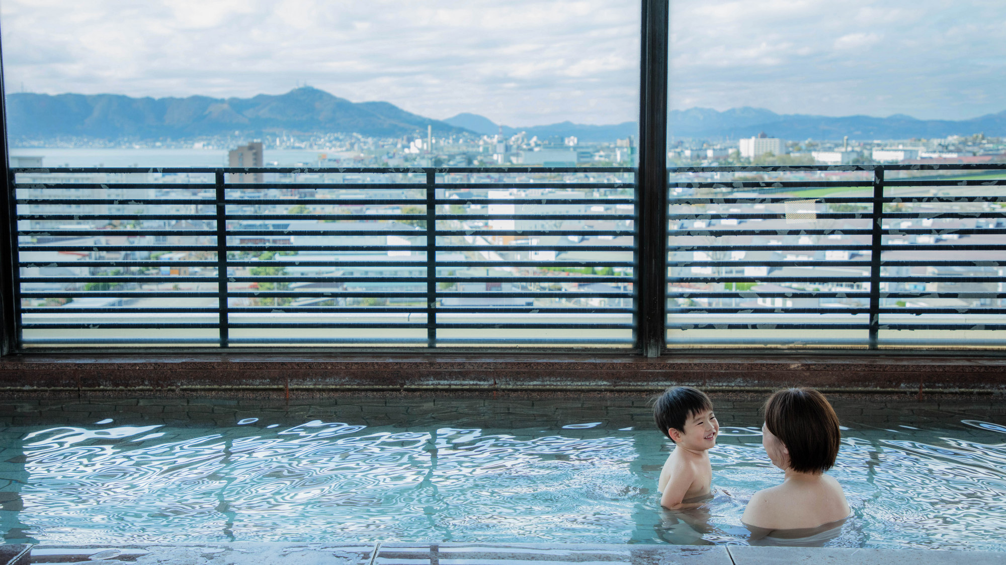 【内風呂】最上階の大浴場。大きな窓からは函館山も一望