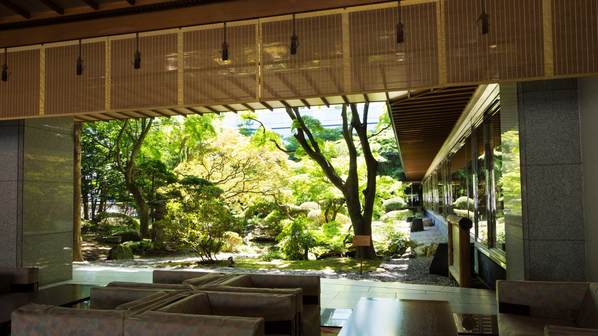 ロビーより眺める日本庭園