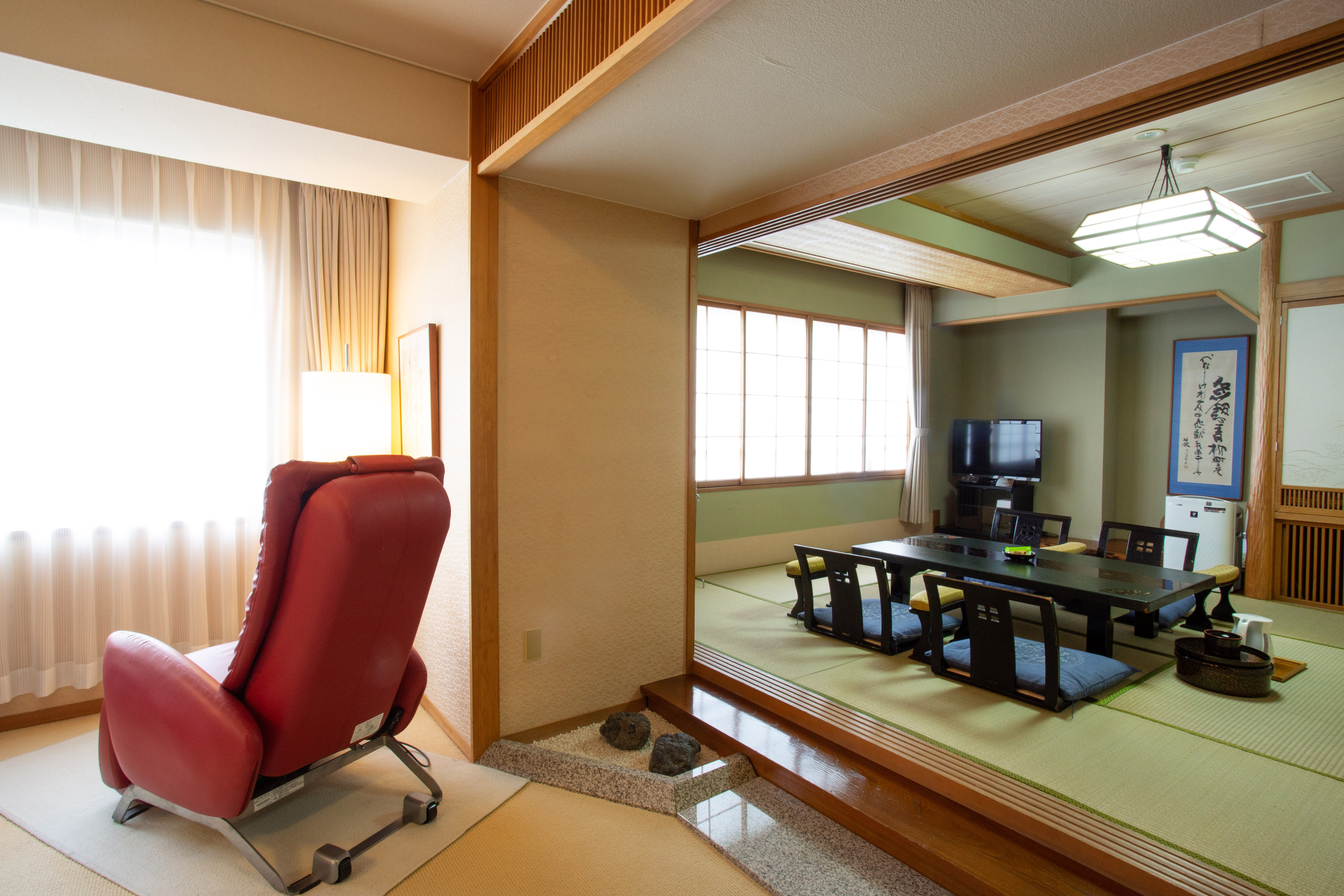 【デラックス和洋室】当館に3部屋しかない特別室。和洋室タイプにマッサージチェア付