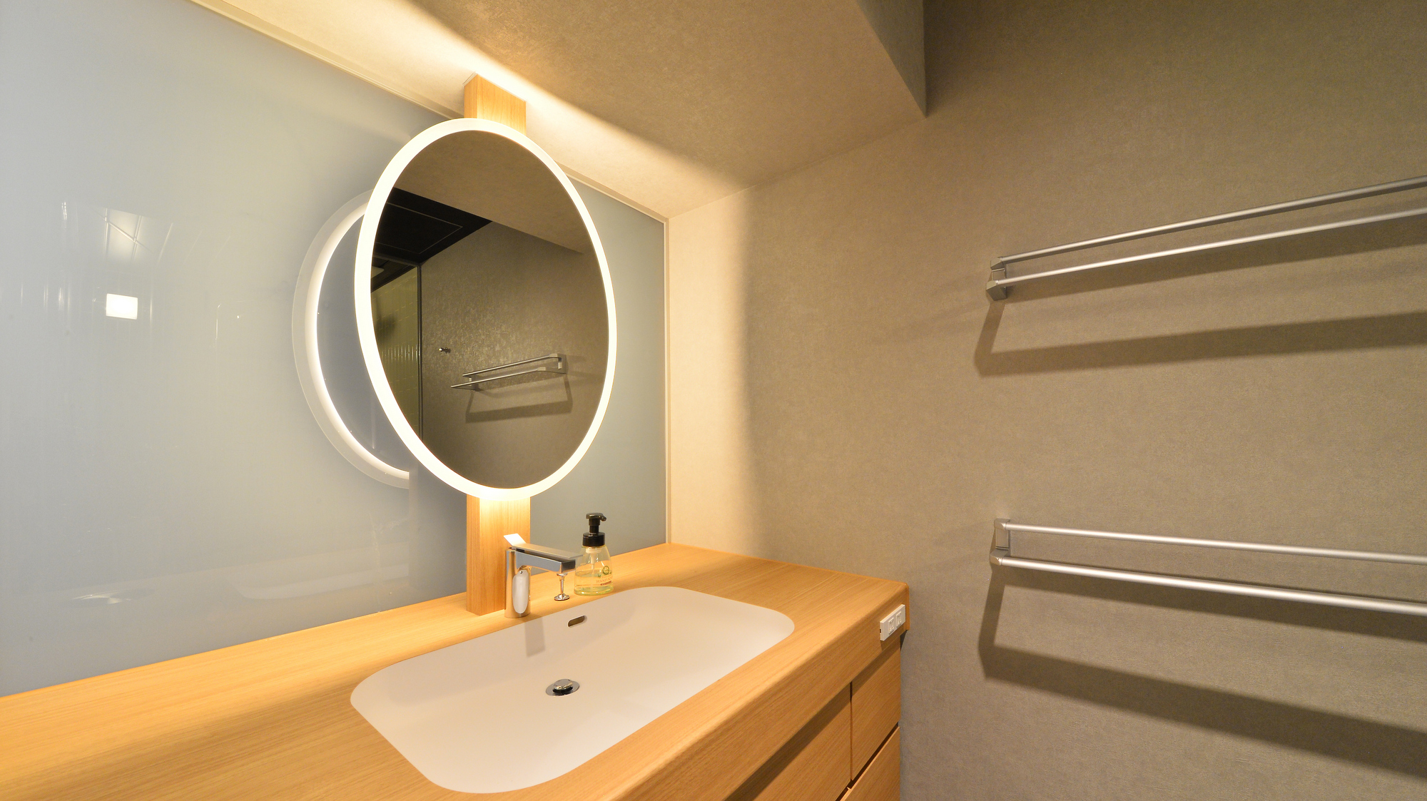 【プレミアツイン】大きな鏡が朝の身支度を快適にしてくれる