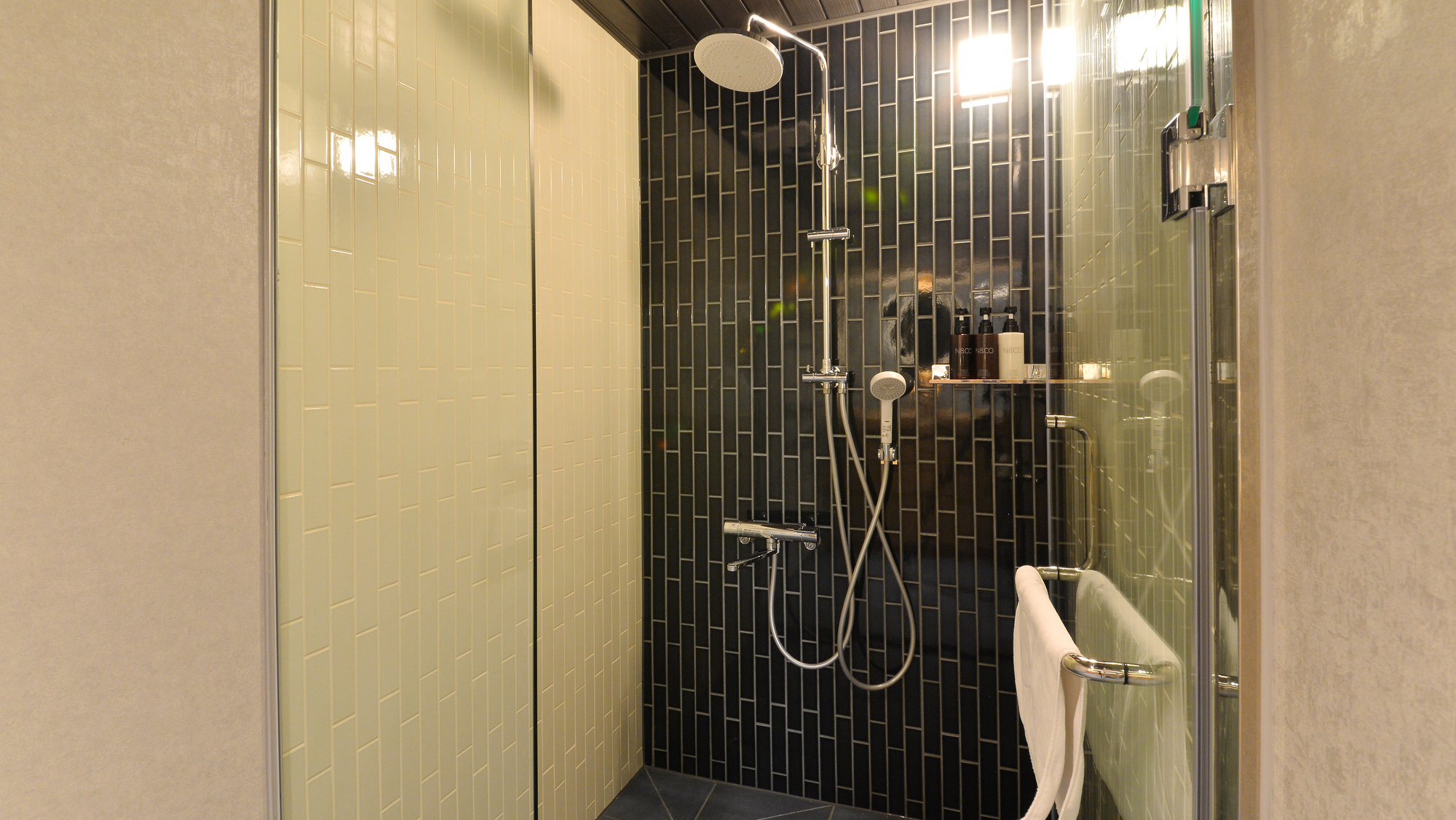 【プレミアツイン】シャワールームも広々