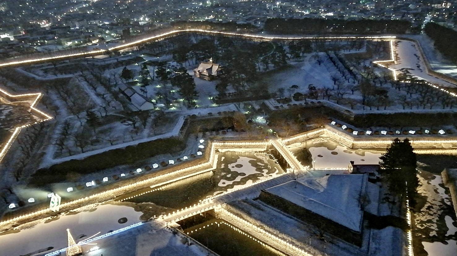 【五稜星の夢】日没から19時まで五稜郭公園の堀を約2000個の電球でライトアップ！