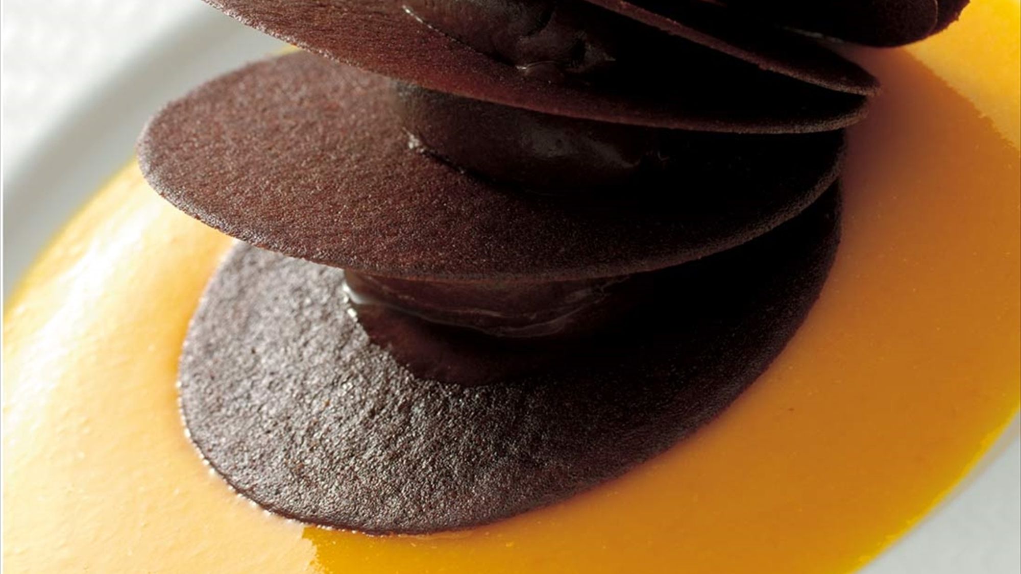 ＜砂漠のバラ＞チョコレートとオレンジ丸ごとソースの王道の取り合わせ。ベルナール・ロワゾースペシャリテ