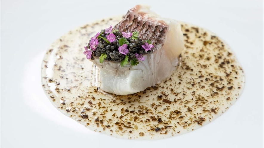明石鯛の旨みを最大限に引き出すためポワレで調理。明石海苔のソースを合わせた驚きの美味しさに満ちた一皿