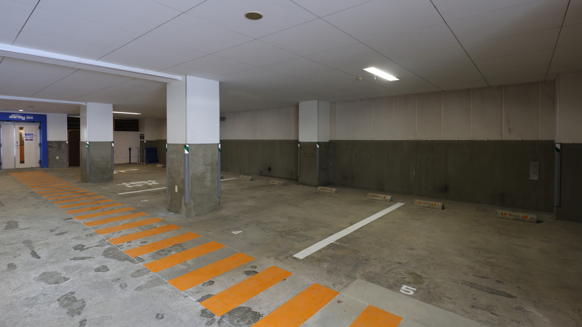 ■屋内駐車場■
