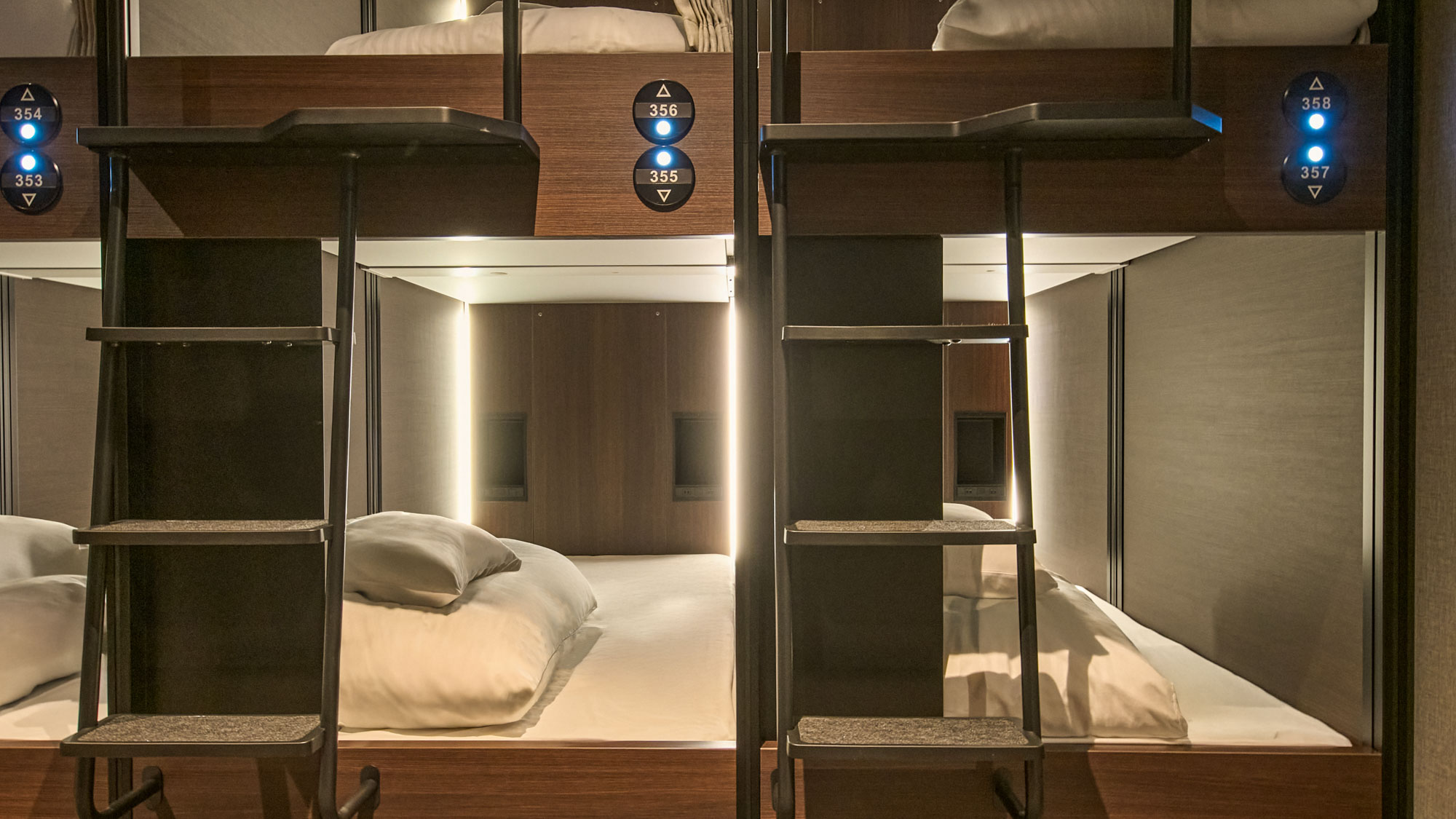 【カプセルルーム】シンプルで広がりのある内装・充実の機能性