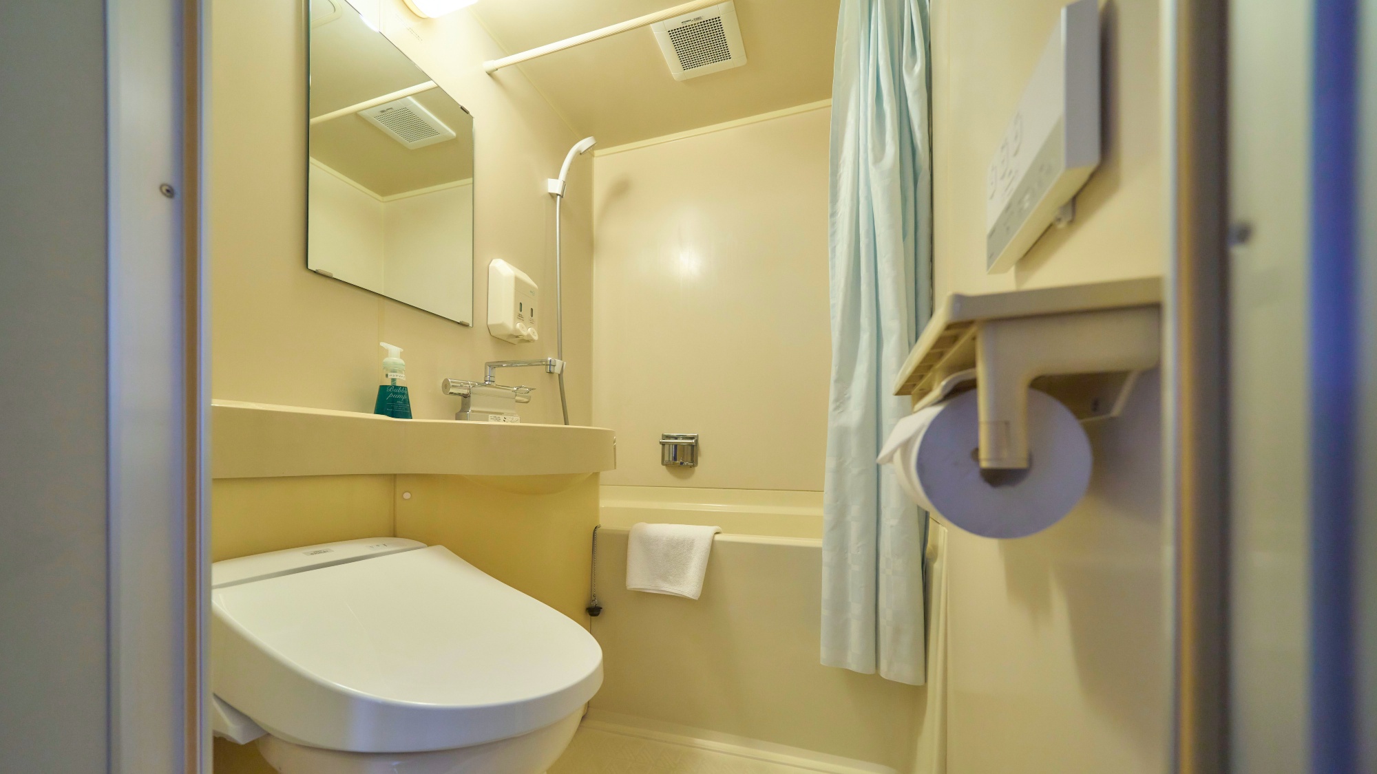 ・【エコノミーツインルーム：バスルーム】洗浄機能付トイレを完備。清潔感のあるバスルームです