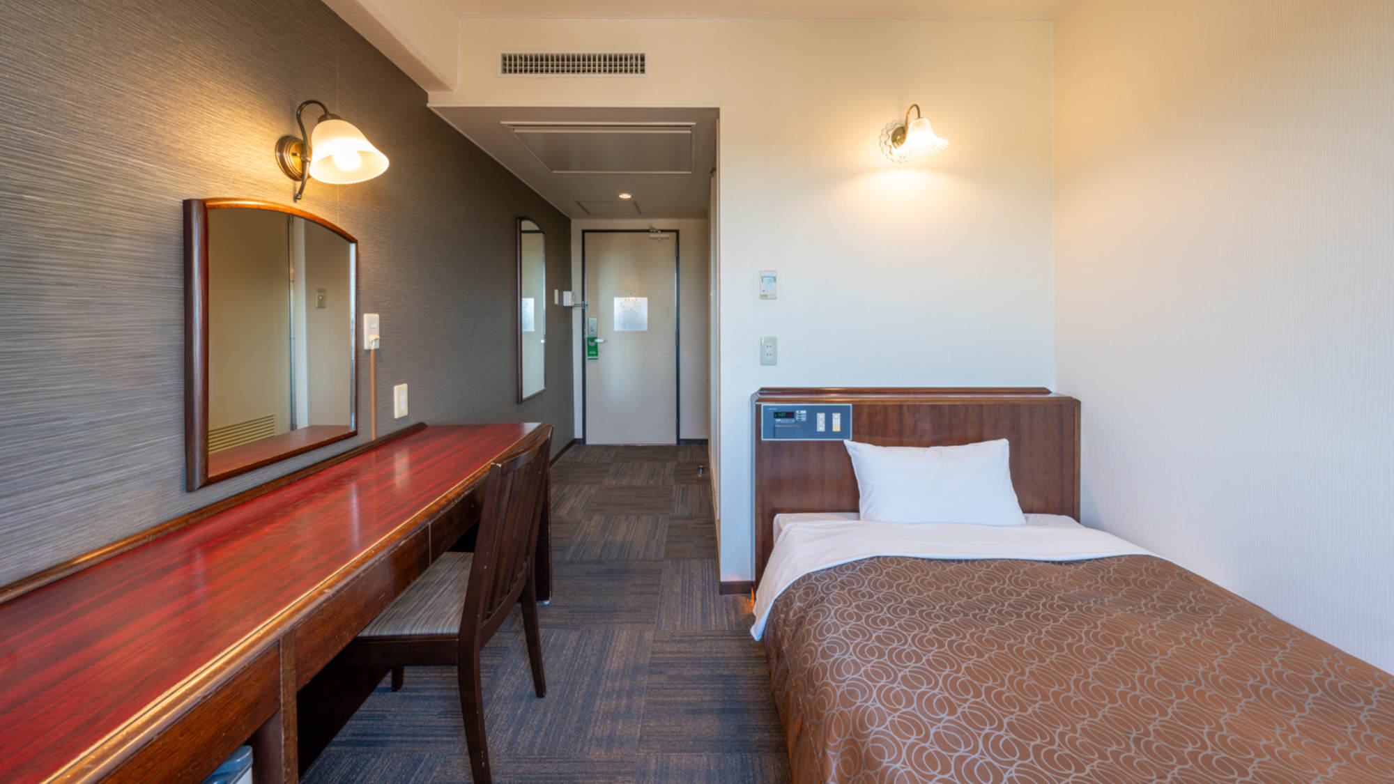 ・【スタンダードシングルルーム】広々としたシングルルーム。ビジネスにも最適です