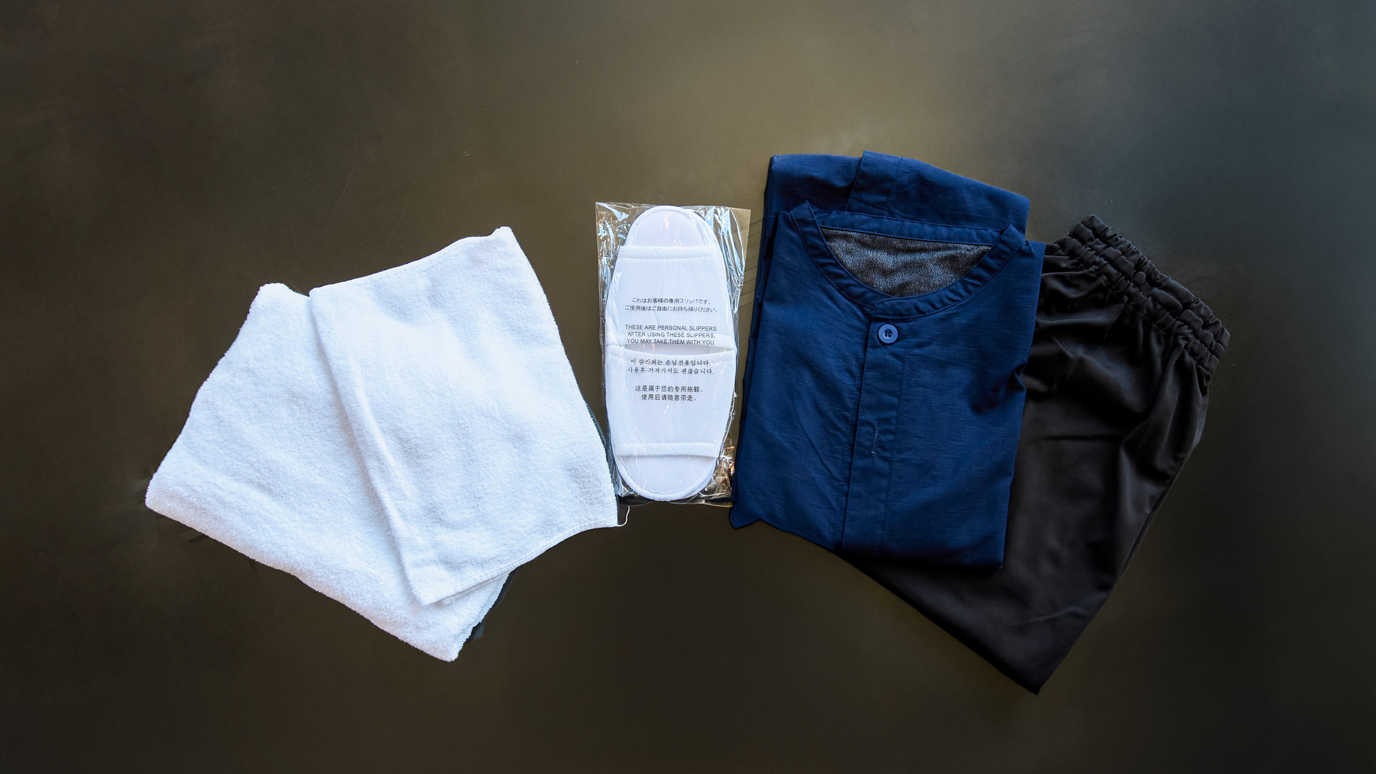 【カプセルルーム共用部】ロッカールームに、館内着・タオル類をご用意しております