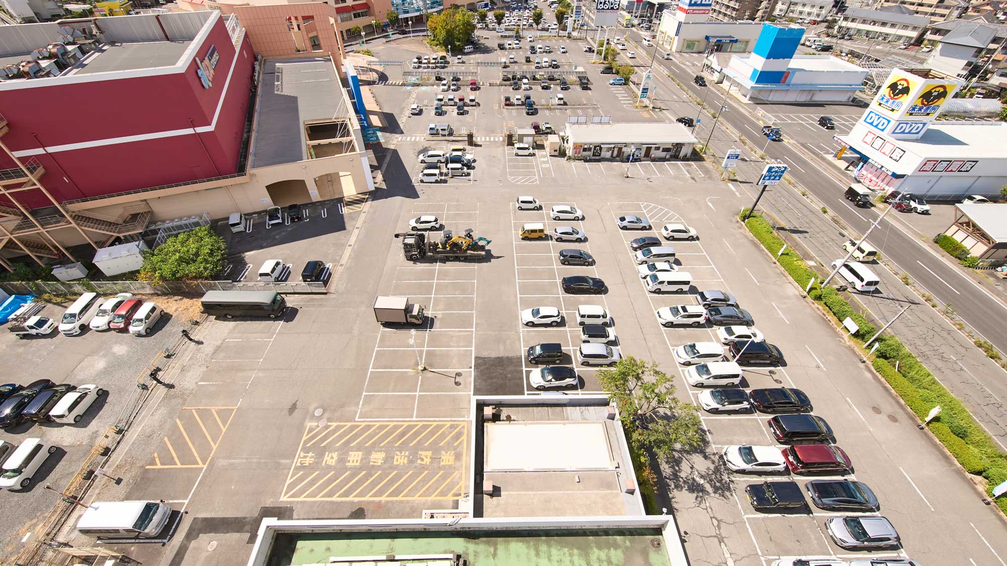 【周辺・駐車場】大型車も可能な広い駐車場です