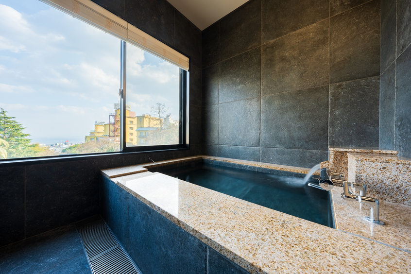  源泉かけ流し温泉付きツインルーム「湯楽」浴室