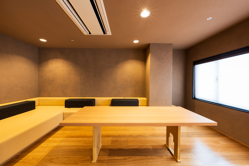 源泉かけ流し温泉付きツインルーム「湯楽」リビング