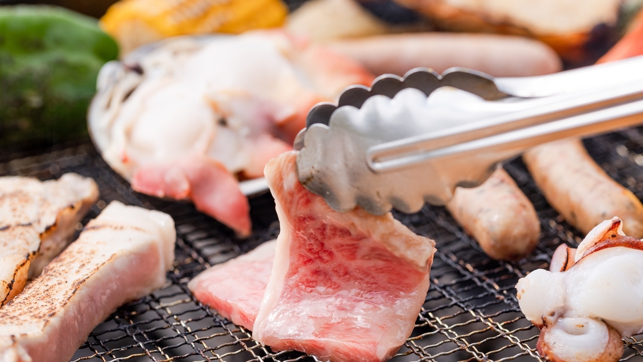 海を望むテラス席で絶景BBQ♪最上級【平取和牛＆三石こぶ黒和牛食べ比べ！】飲み放題90分付