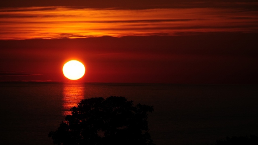 太平洋に沈みゆく夕陽。季節によって夕陽の色も異なります