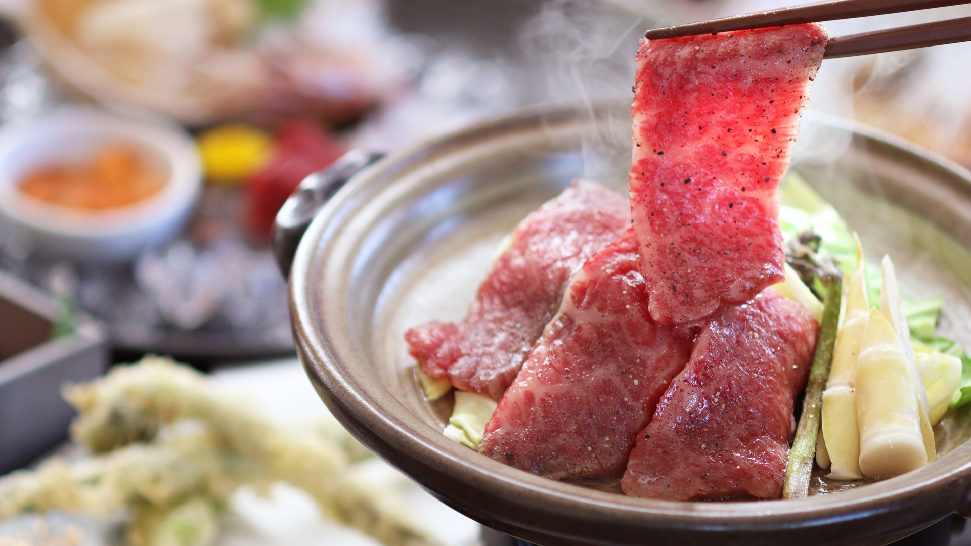 三石こぶ黒和牛内もも肉と春キャベツの山菜陶板蒸し