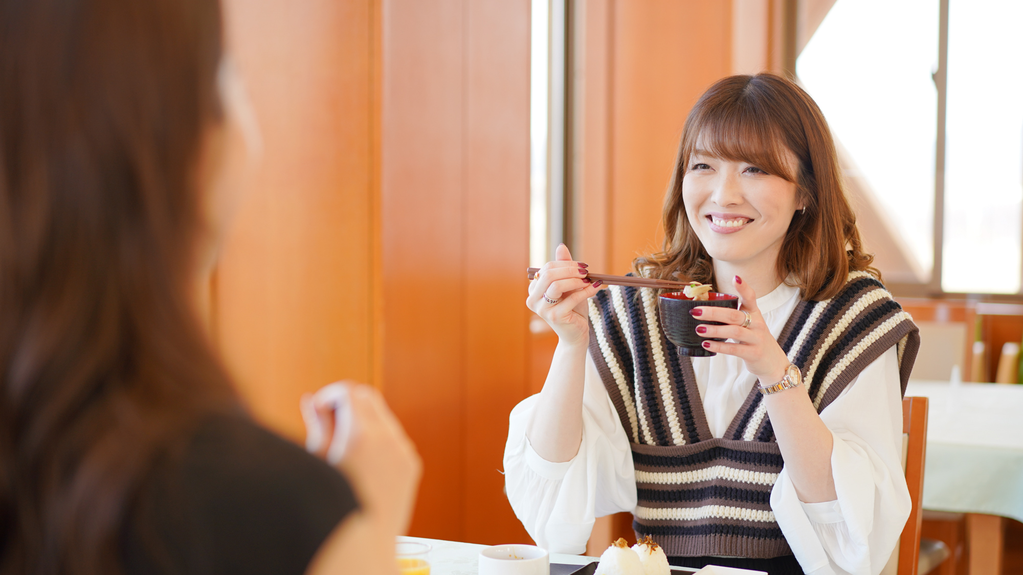 朝陽の差し込む会場でついつい笑顔に