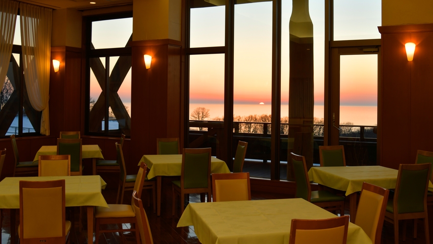 夕食会場のレストランは大きな窓からの景色もお楽しみいただけます