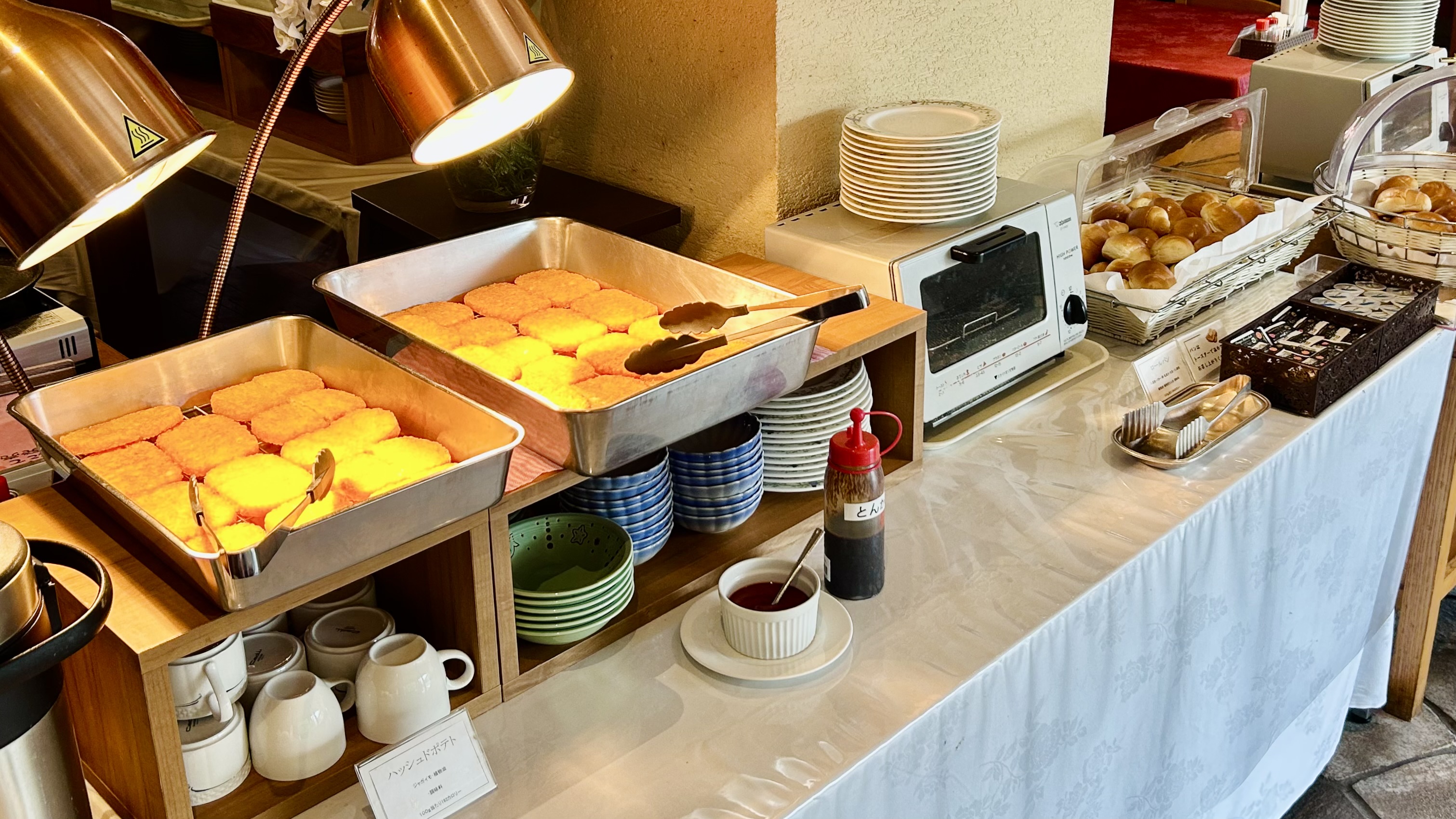 朝食ビュッフェ_ハッシュポテト・パン