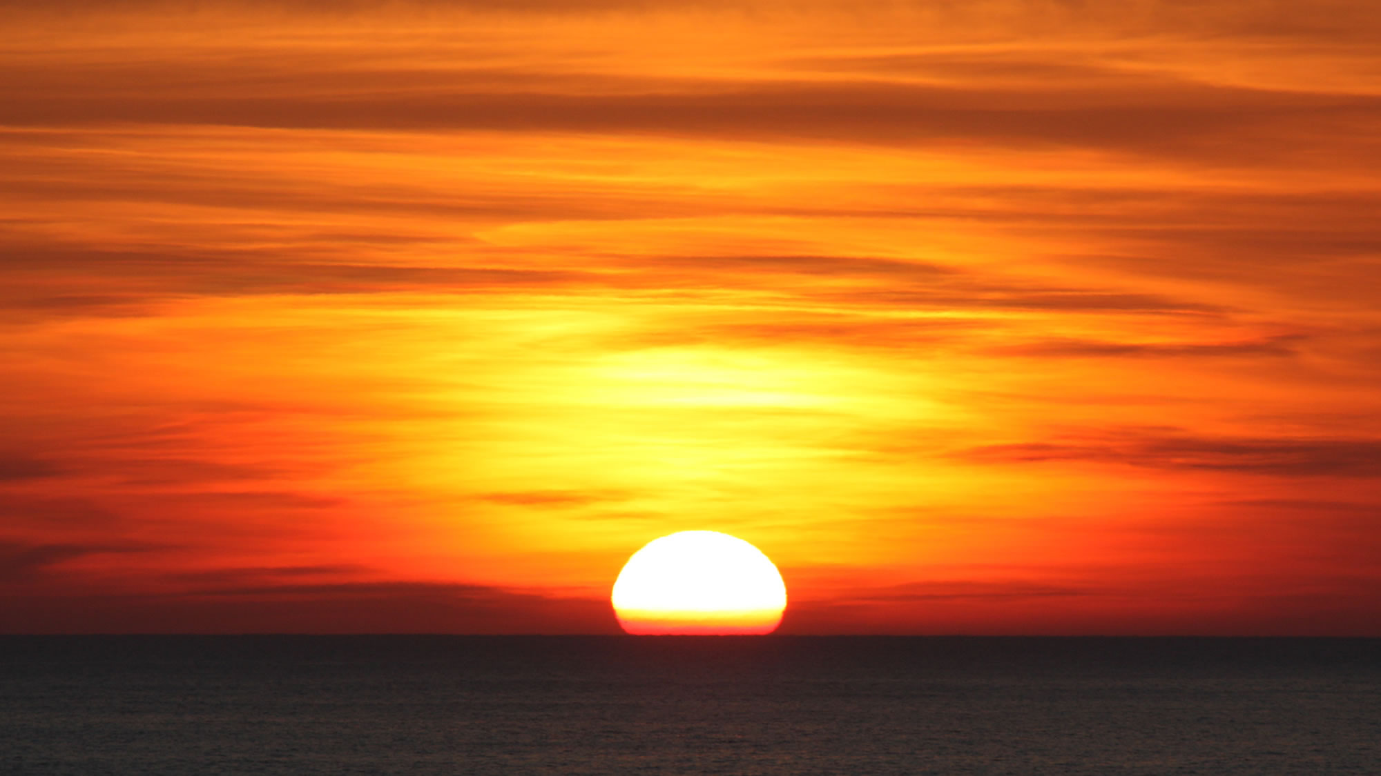 海側のお部屋からの朝日です。早起きにチャレンジしてお部屋から日の出を見よう！