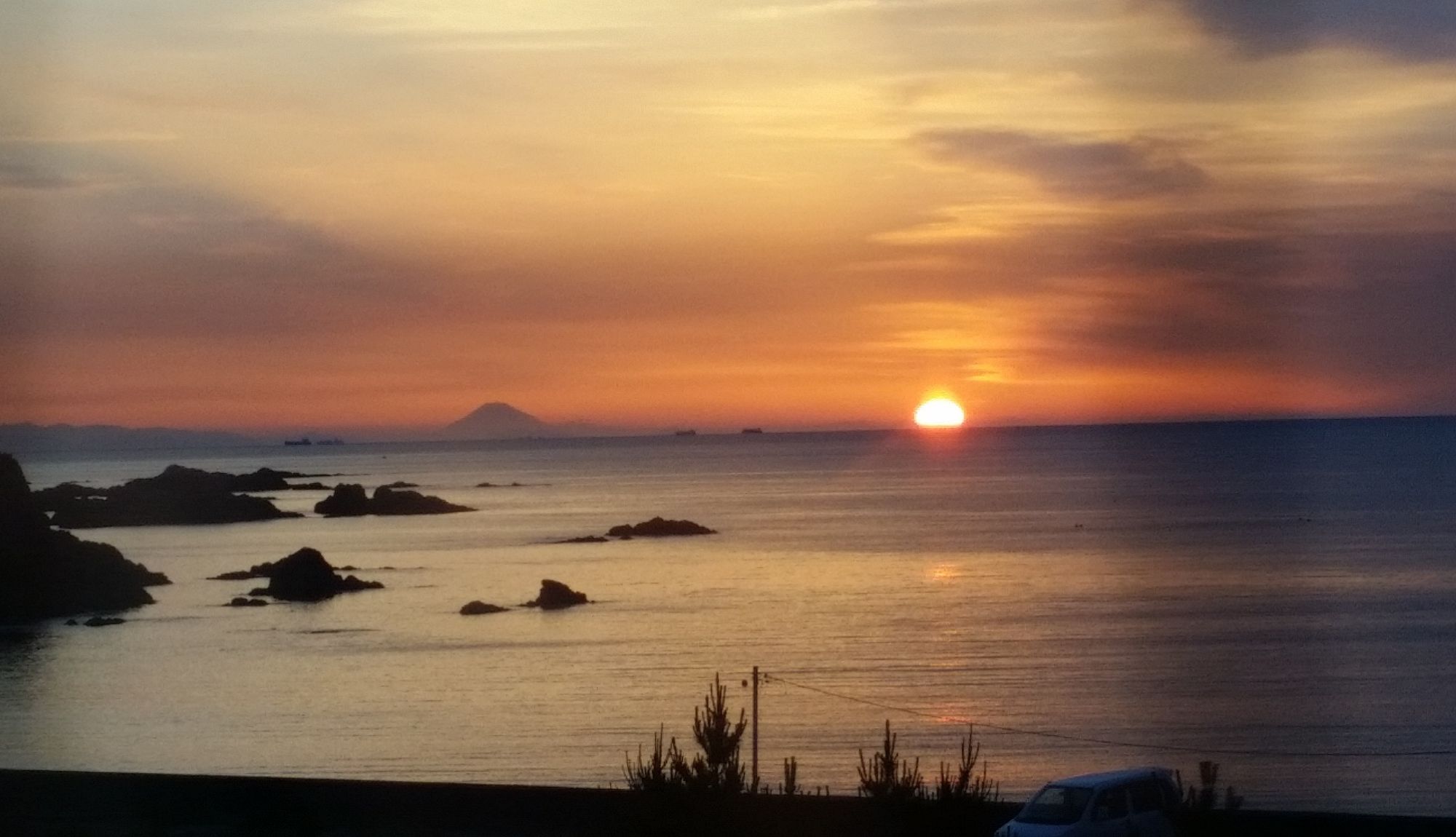 6月の貴重な景色、海側客室から見た富士山と朝日