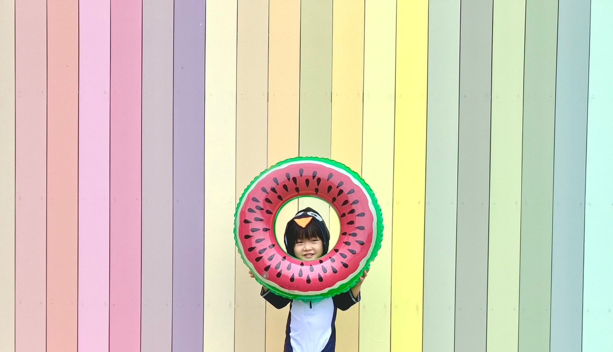 プールサイドのフォトブースにて