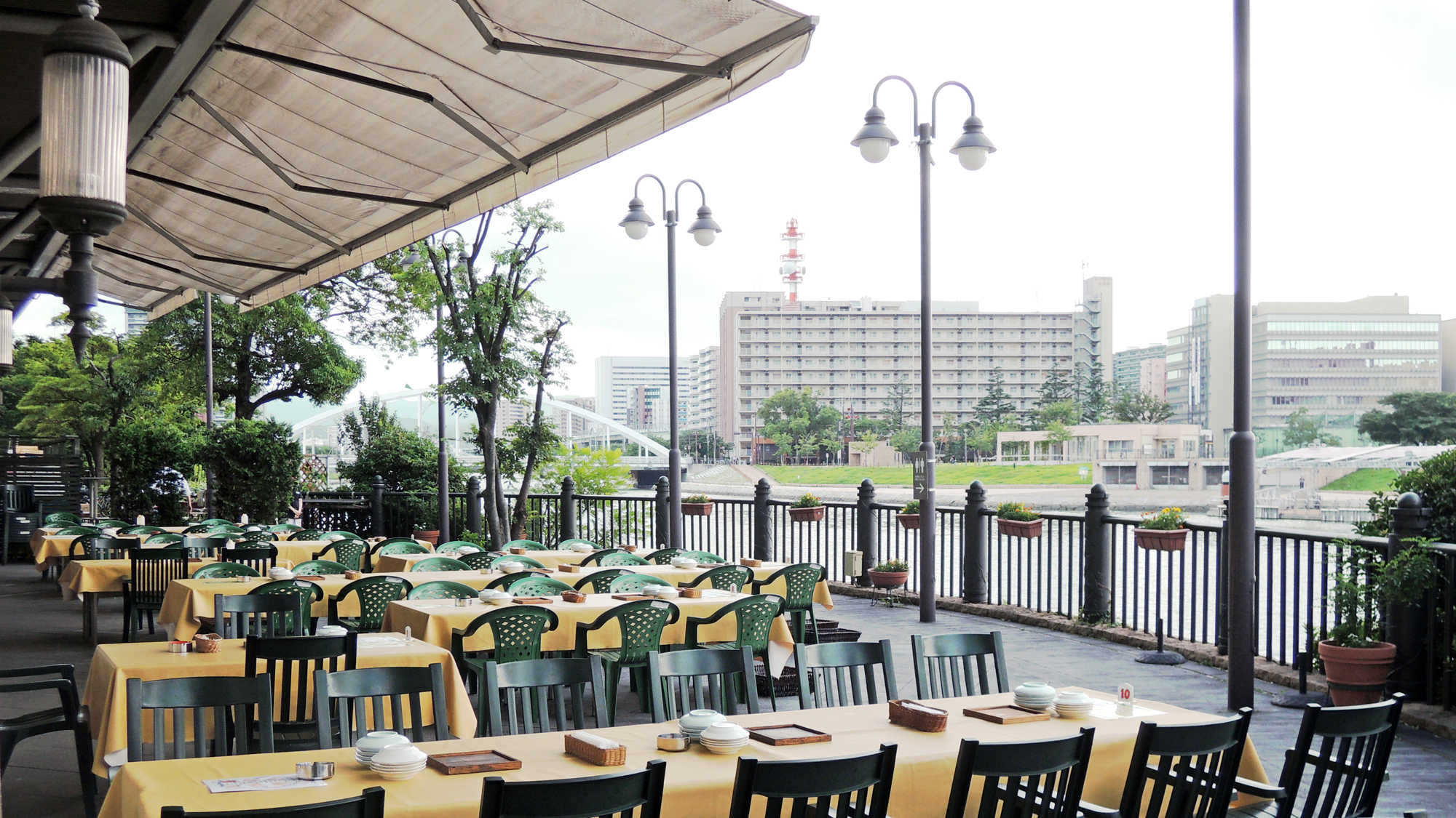 紫川河畔のリバーサイドガーデンから続く、まるで南欧のリゾートのようなレストラン。