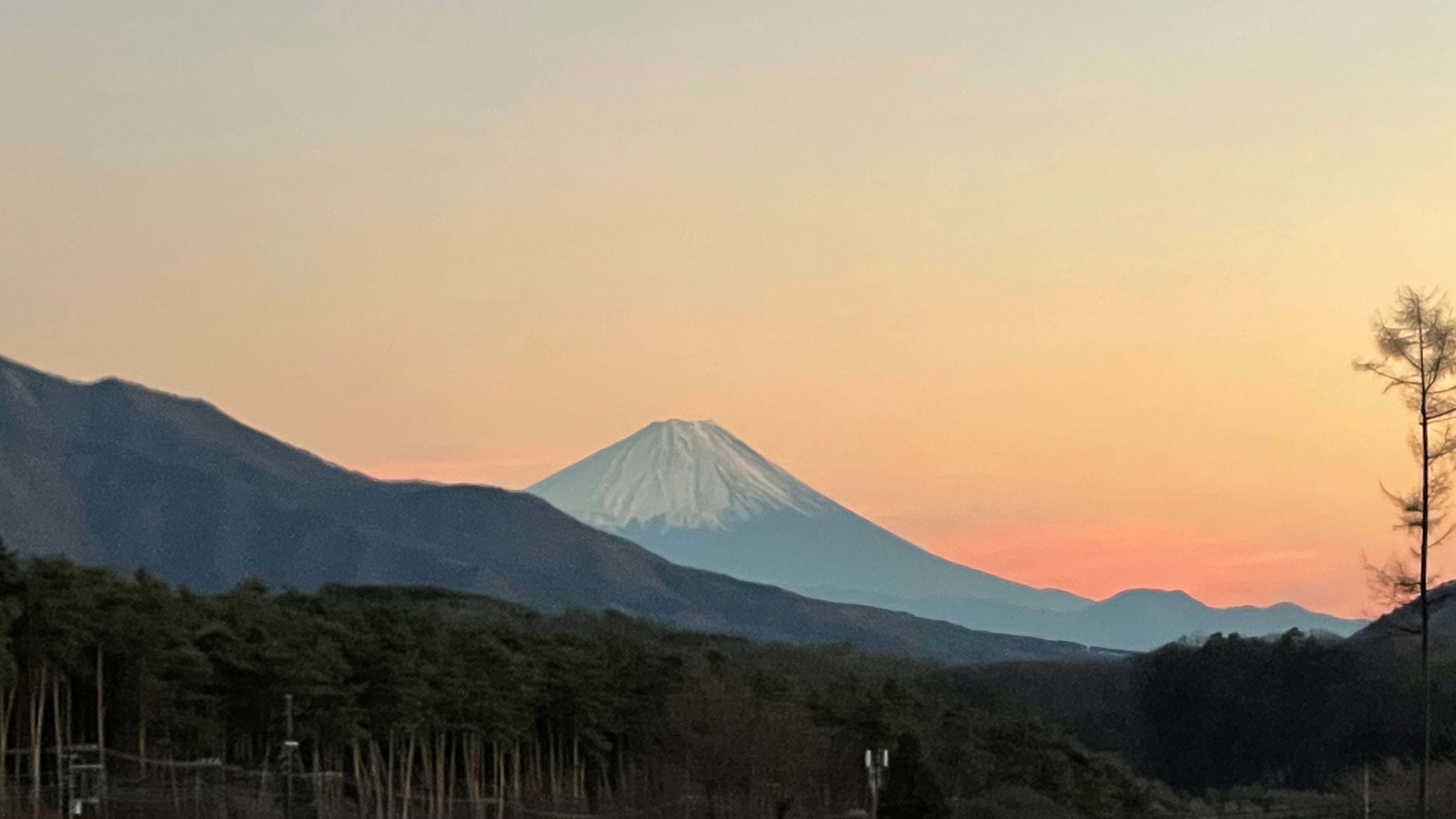 ペンション玄関から望む富士山（冬）