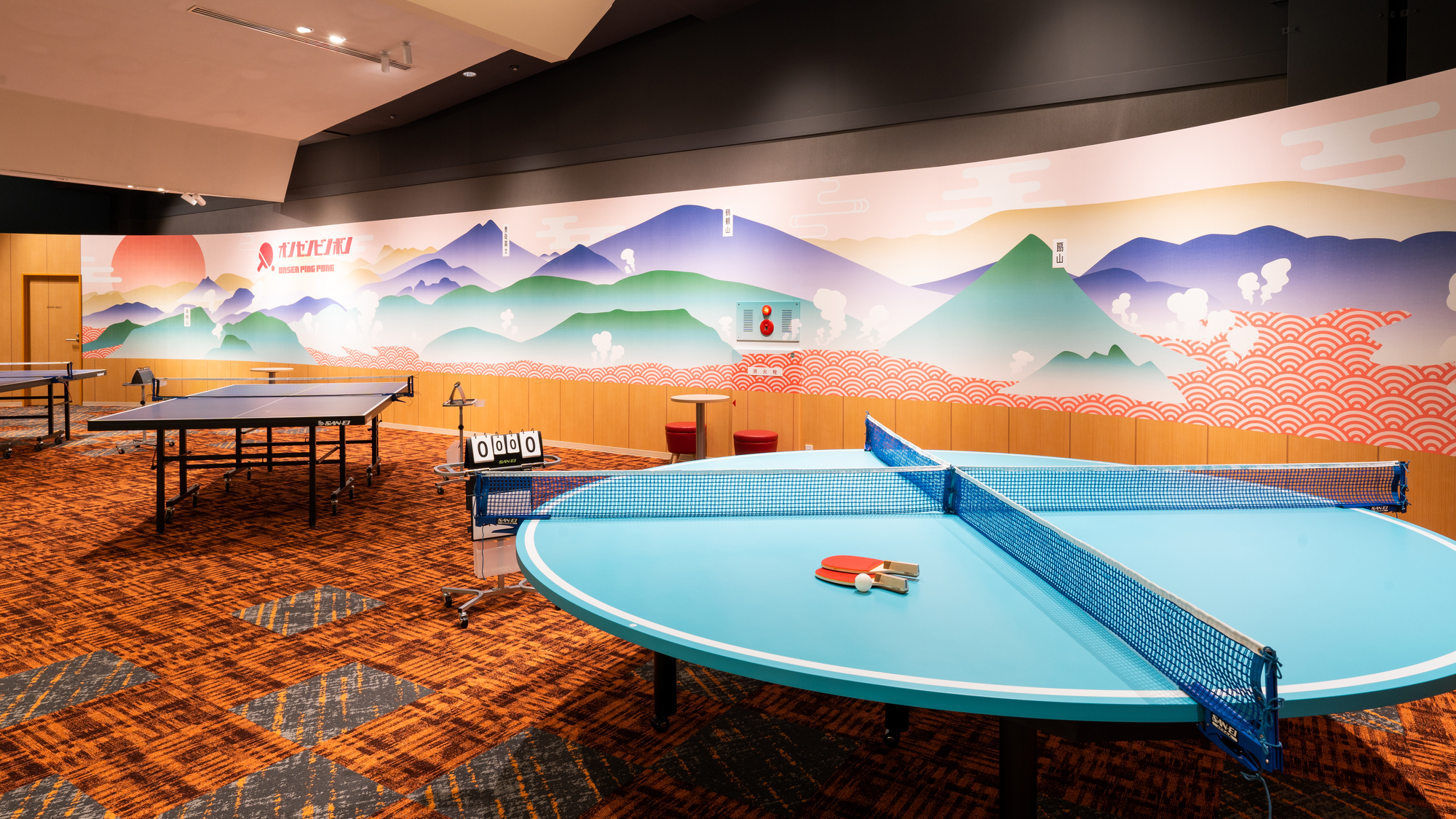 【SUGINOI BOWL&PARK・卓球】４人で遊べる円形卓球台でいつもと違った対戦も可能