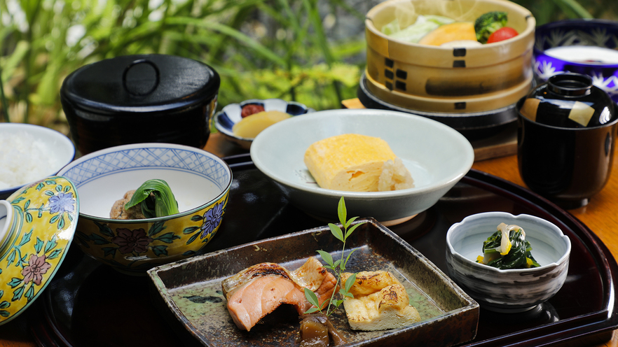 奈良の伝統・大和の茶粥にふわふわの卵焼きなど、からだを優しく目覚めさせる【大和の朝ごはん】をどうぞ。