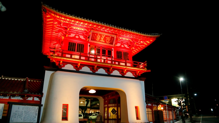 【武雄温泉大衆浴場】温泉入口の「楼門」と、「武雄温泉新館」は国の重要文化財に指定されています。