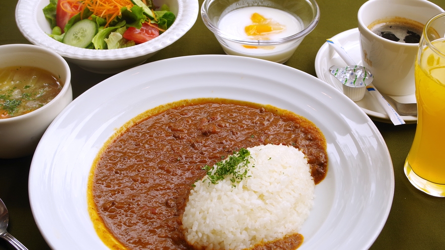 【カレープレート】自慢のトマトソースで煮込んだ、こだわりのカレー！