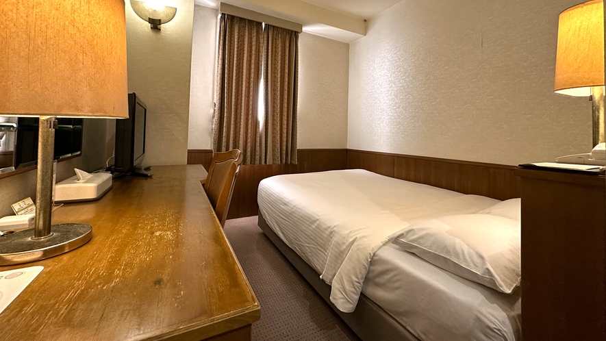 【客室一例】セミダブルルーム：ベッド幅140cm