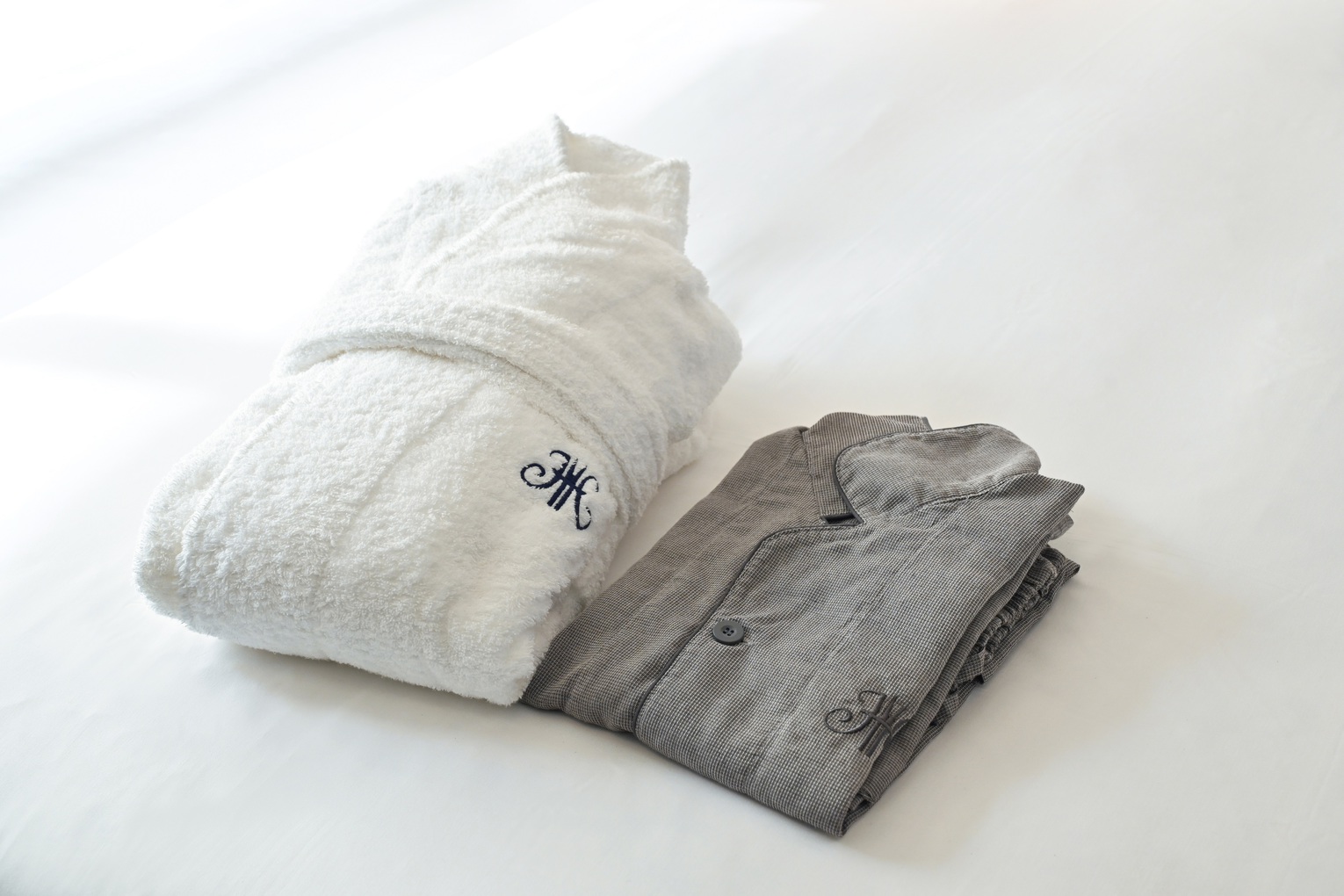 お部屋にはバスローブとパジャマをご用意しております。