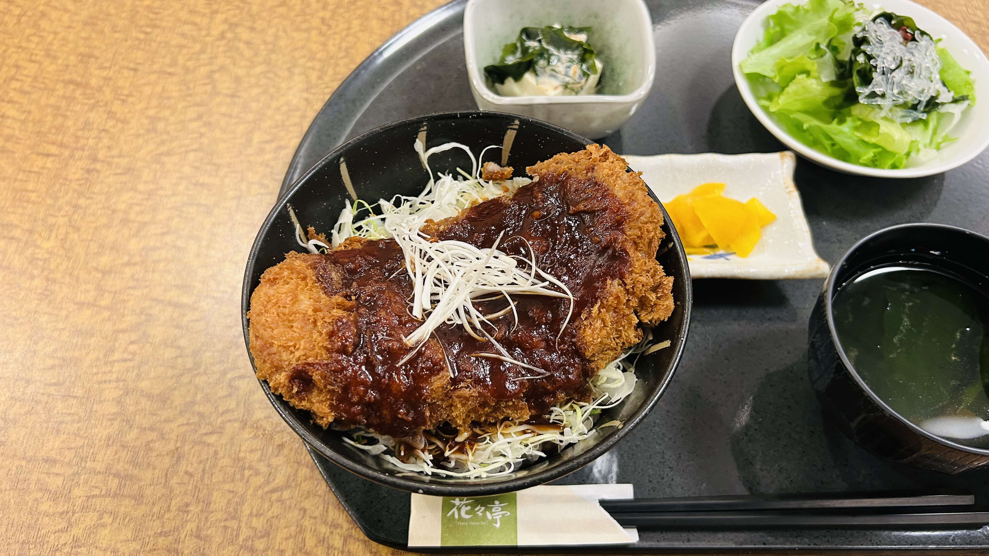 夕食レストラン。「会津名物」当館自慢の人気メニュー、ソースカツ丼でございます。