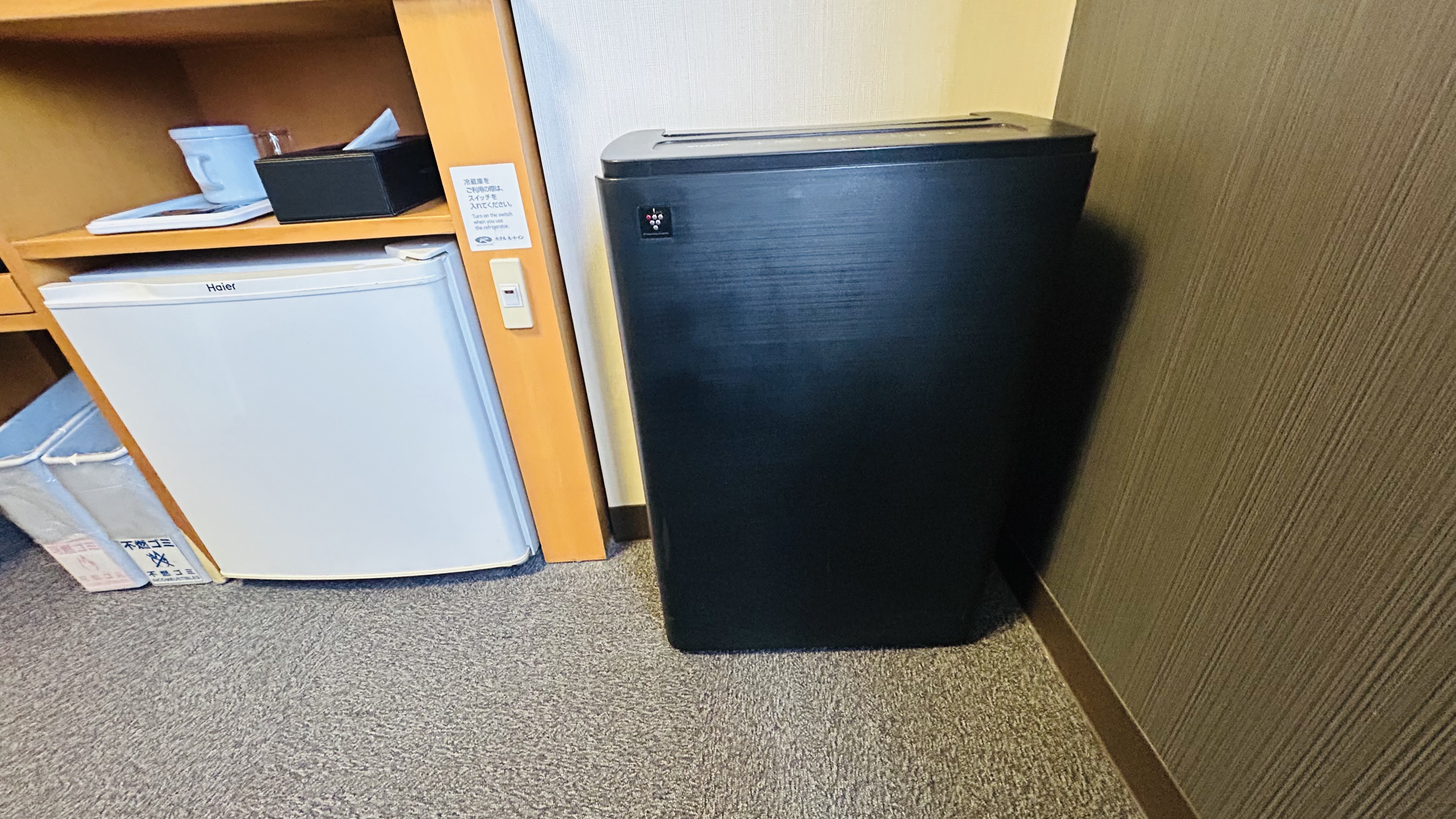 お部屋には空気洗浄機ございます。