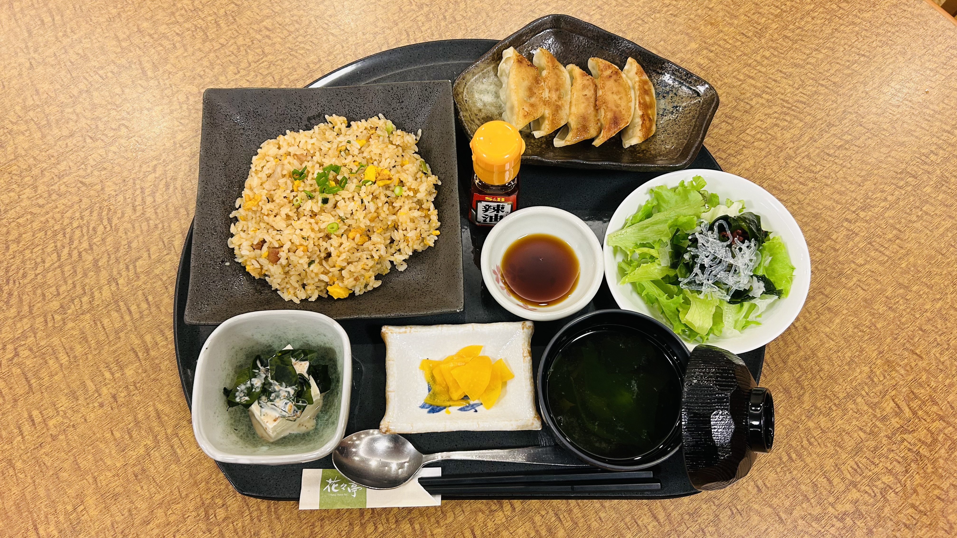 夕食レストラン定食メニューでございます。