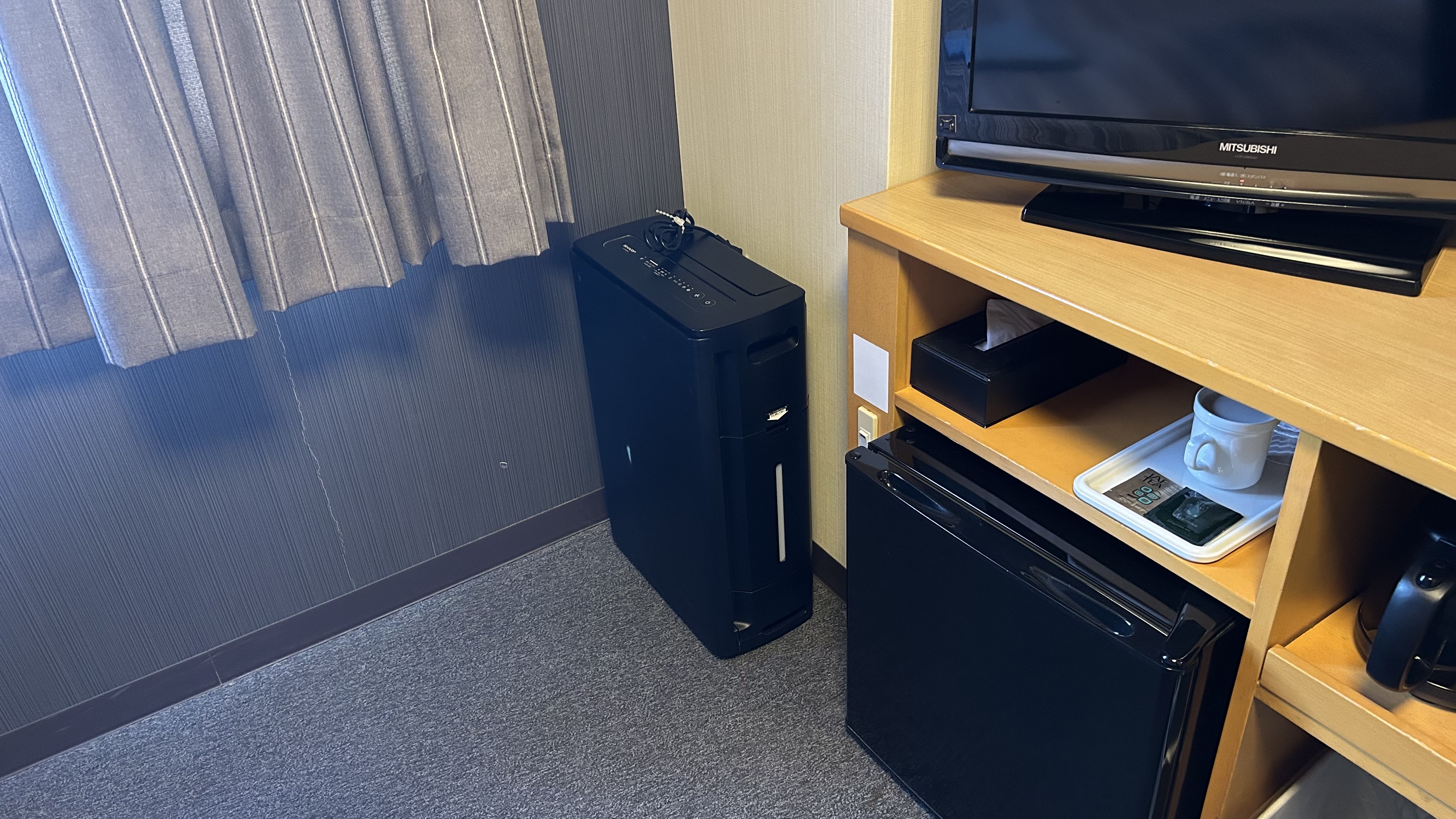 お部屋には空気清浄機もございます