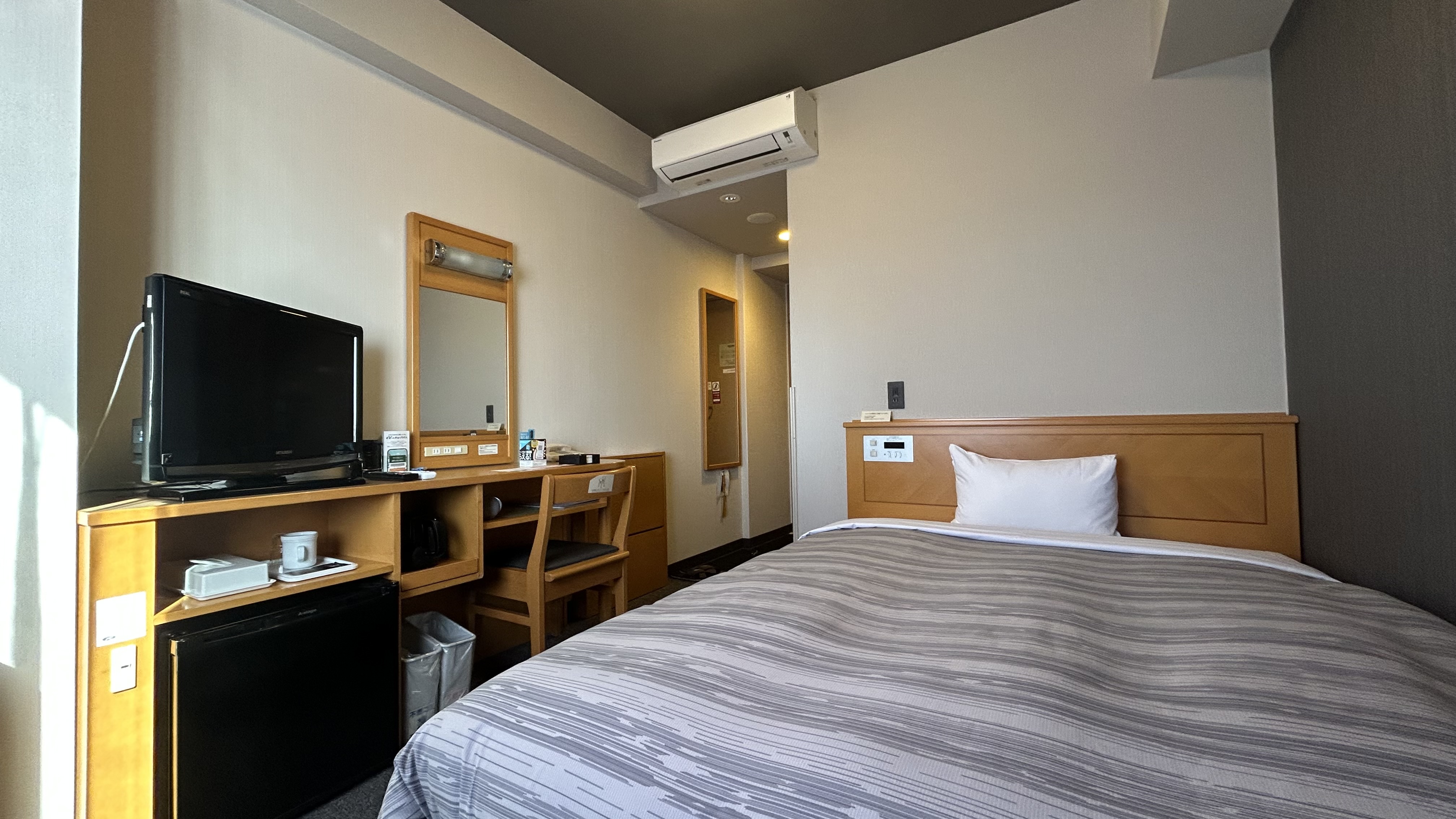 シングルルーム。140㎝幅のゆったりベッド。