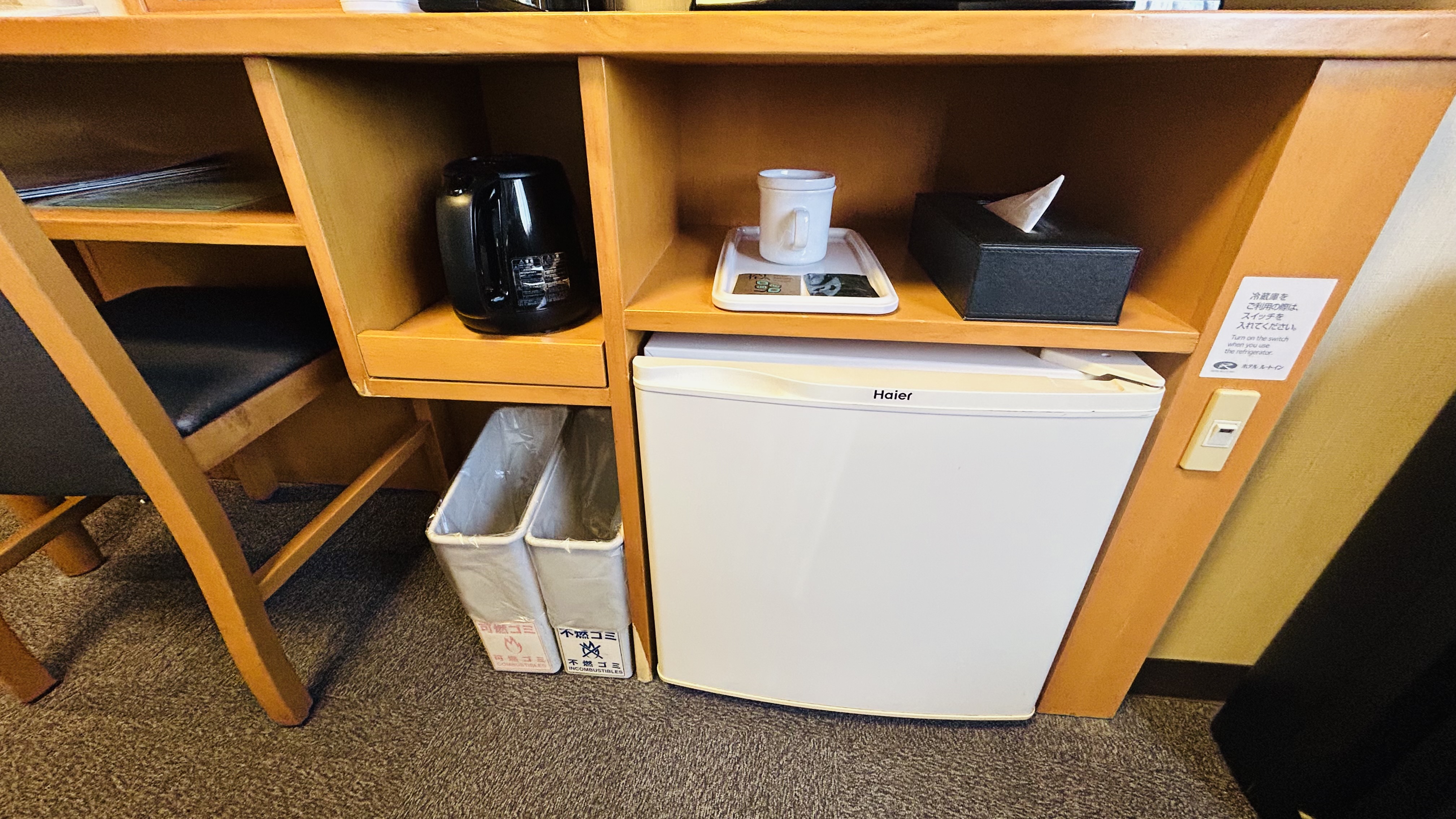 お部屋には冷蔵庫・電気ケトルございます。