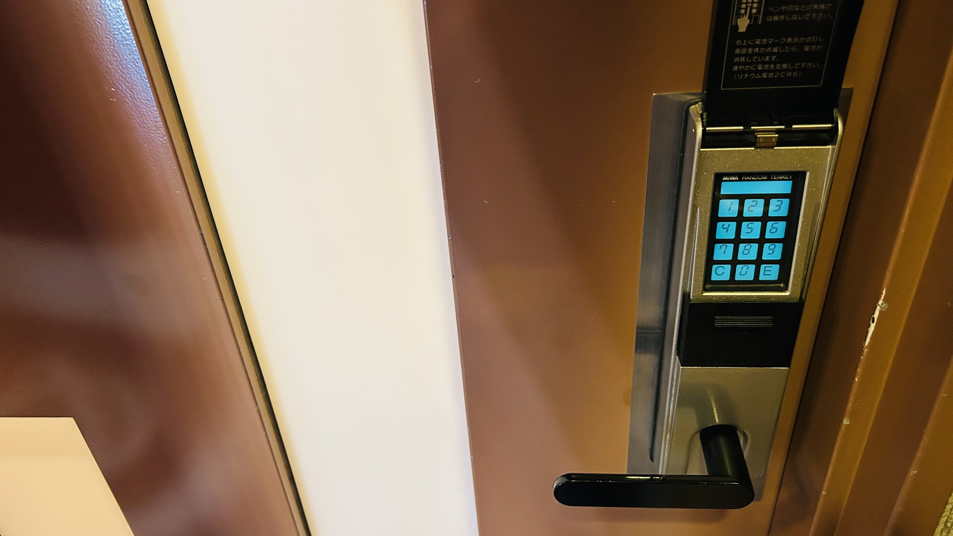 女性用大浴場のドアはパスワード式です。