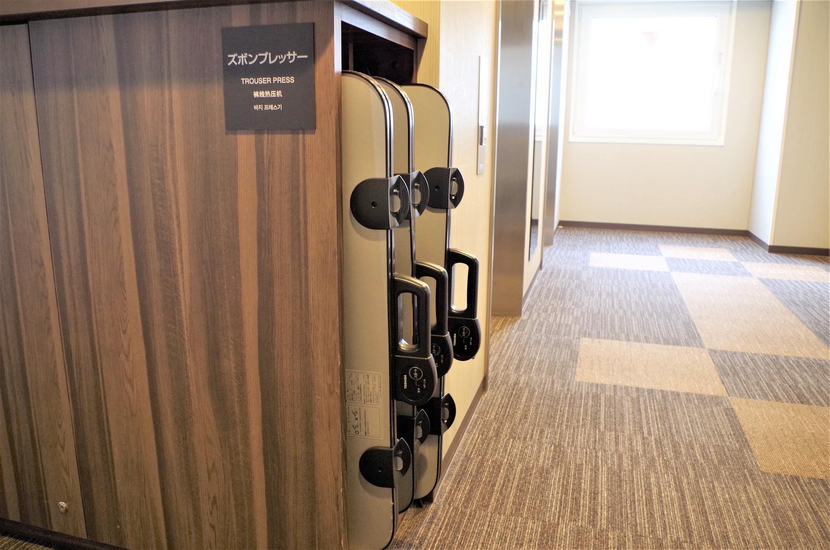 各フロアにてズボンプレッサーをご用意しております。