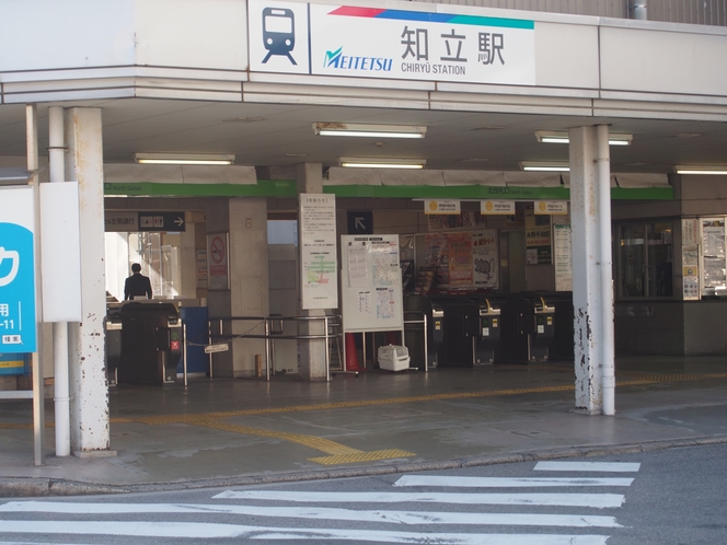 名鉄名古屋本線の知立駅北口の改札口から出てきます。